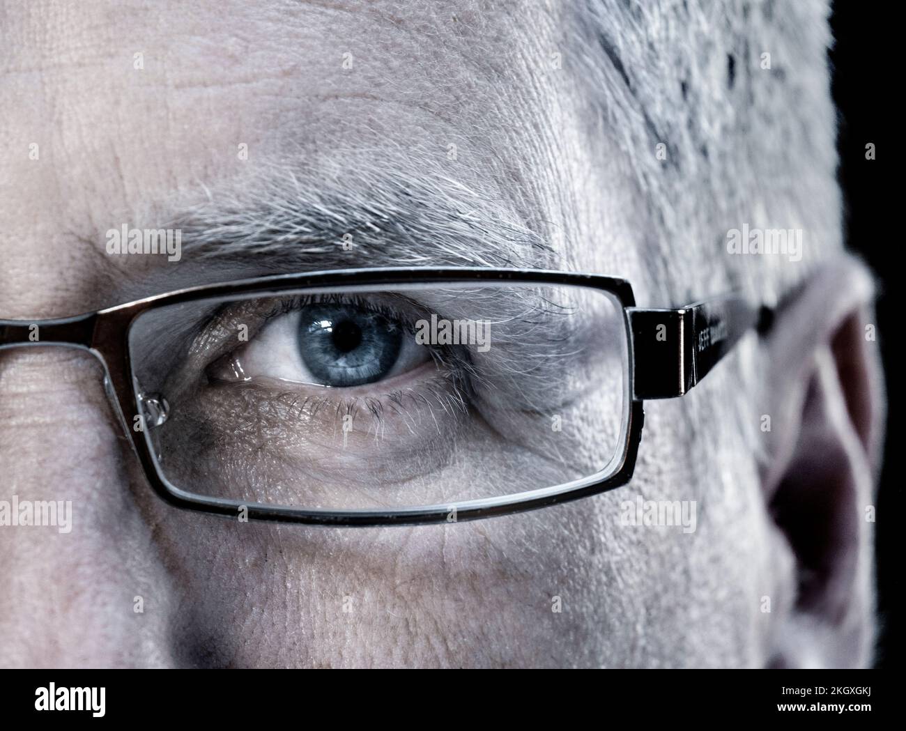 Lunettes demi-visage pour hommes matures homme 50-55 ans avec lunettes design lunettes gros plan bleu clair vue directe vers l'avant Banque D'Images