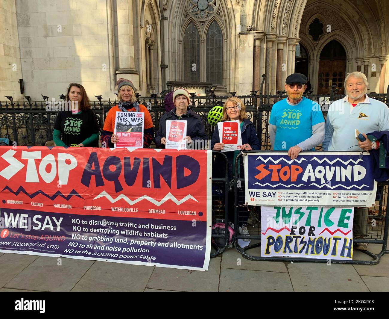 Portsmouth résidents et membres du groupe de campagne communautaire arrêtons Aquind, devant les cours royales de justice de Londres. Le groupe s'oppose aux propositions d'un projet de câble d'alimentation transcanal de £1,2 milliards entre Portsmouth et la Normandie en France et a introduit une contestation de la haute Cour contre le refus du secrétaire d'Etat Kwasi Kwarteng d'accorder son accord de développement en janvier dernier. Date de la photo: Mercredi 23 novembre 2022. Banque D'Images