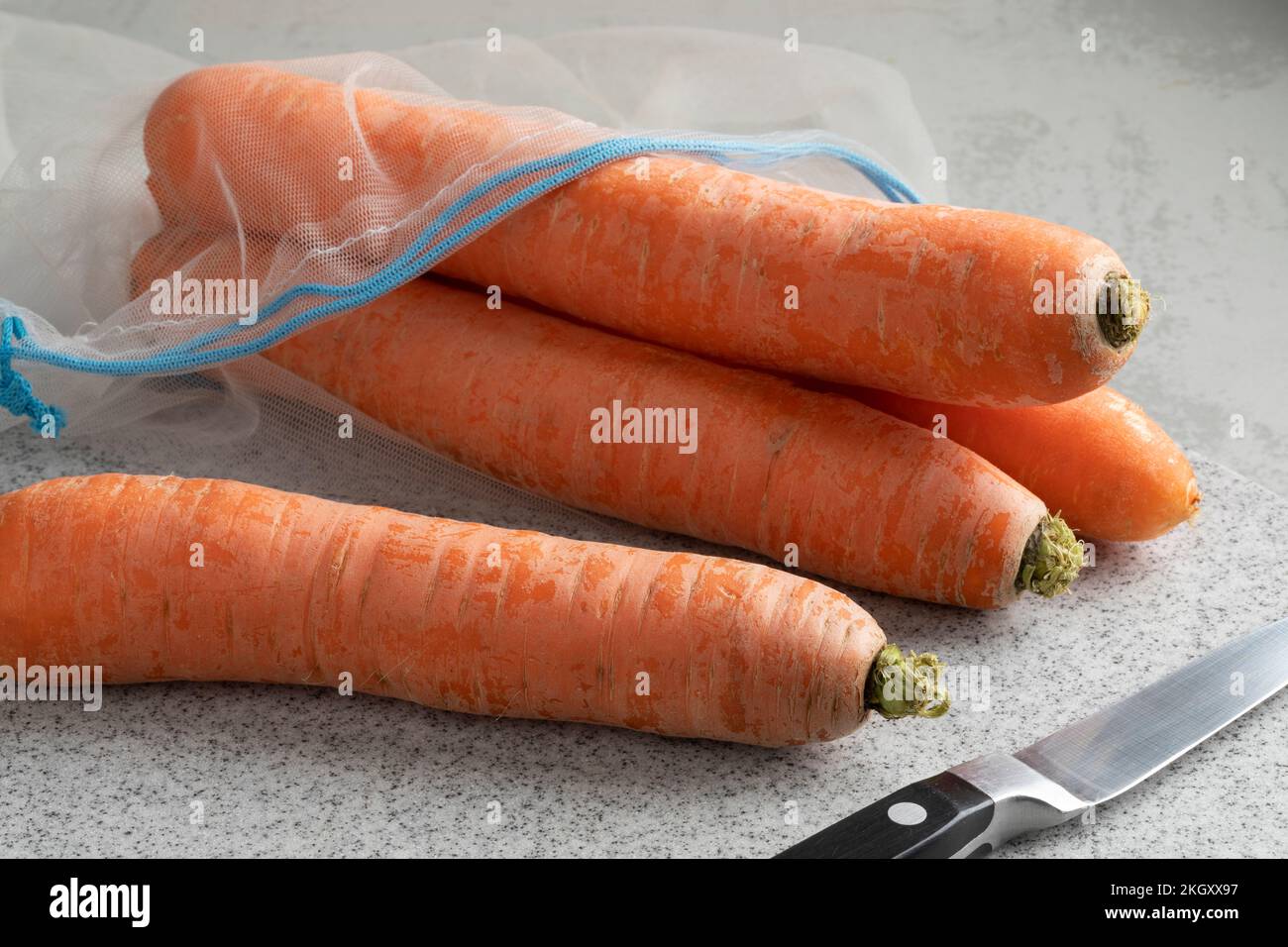 Bouquet de carottes fraîches, fraîches, saines et douces pour l'hiver dans un sac de gros plan Banque D'Images