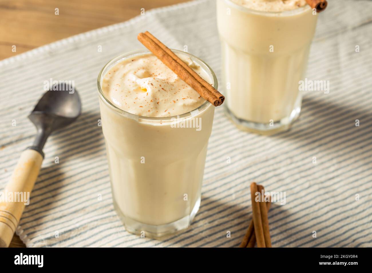 Milk-Shake crémeux glacé à la cannelle dans un verre Banque D'Images