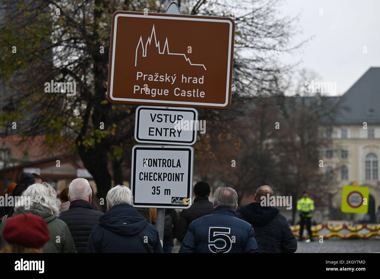 Prague, République tchèque. 23rd novembre 2022. Les visiteurs passent par un point de contrôle à l'entrée du château de Prague sur le pont de poudre, alors qu'ils se dirigeaient vers le marché de Noël au château de Prague, en République tchèque, a commencé sur 23 novembre 2022. Crédit : Michal Kamaryt/CTK photo/Alay Live News Banque D'Images