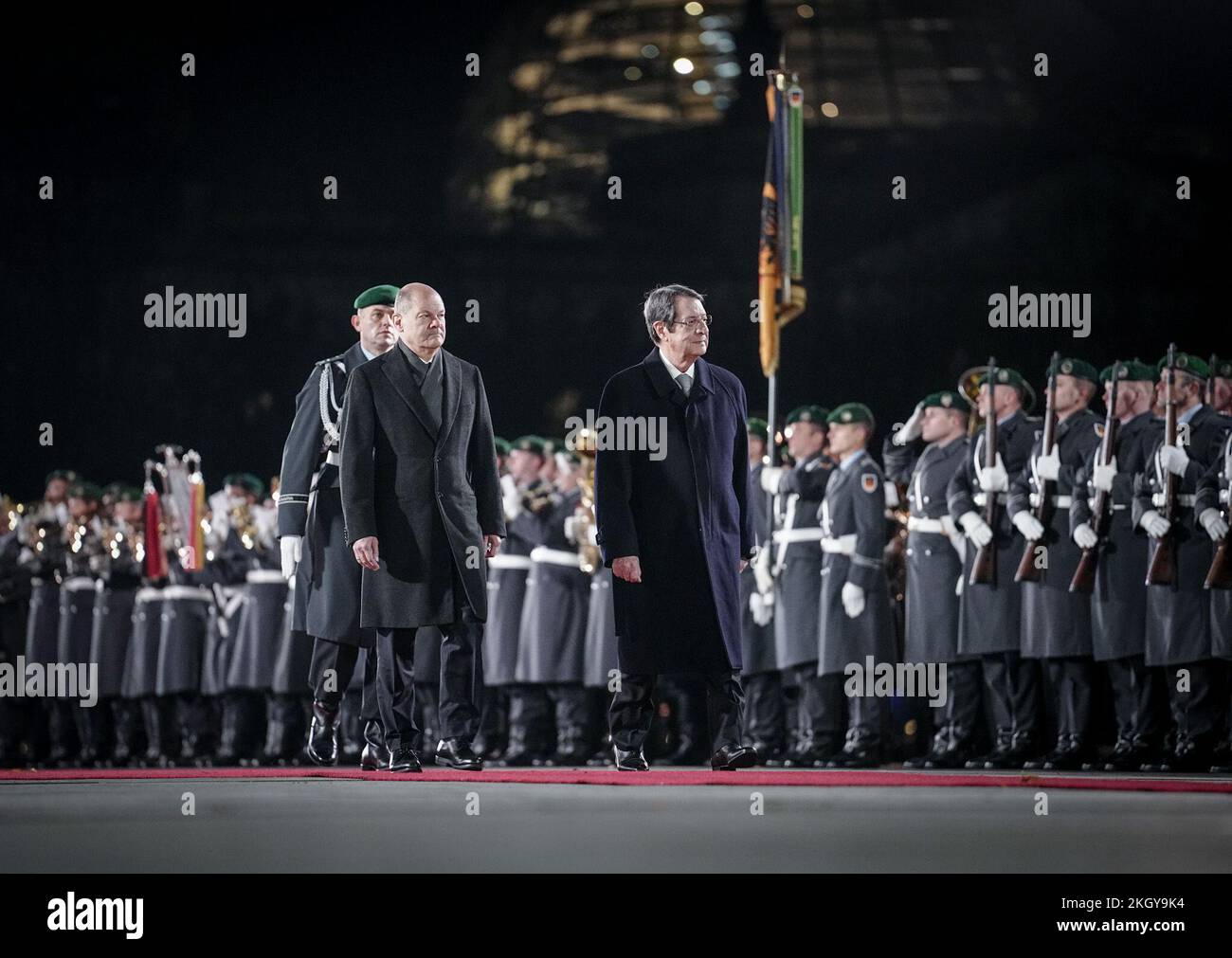 Berlin, Allemagne. 23rd novembre 2022. Le chancelier allemand OLAF Scholz (l, SPD) reçoit le président chypriote Nikos Anastasiadis avec des honneurs militaires devant la Chancellerie fédérale. Credit: Kay Nietfeld/dpa/Alay Live News Banque D'Images