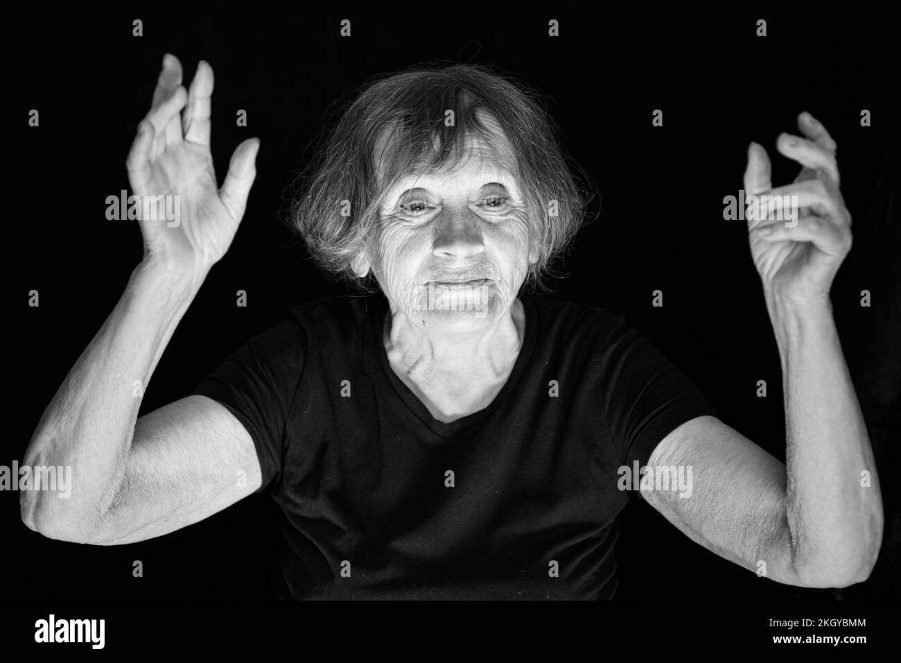 Portrait d'une femme caucasienne âgée sur fond noir Banque D'Images