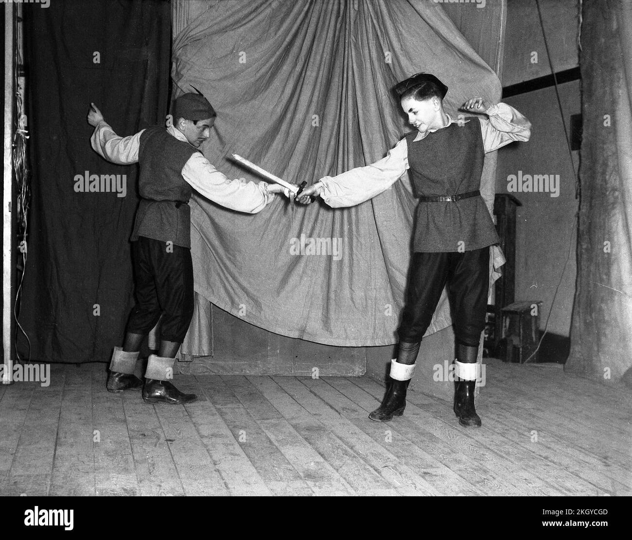 1955, historique, pantomine, Robin des Bois, sur une scène deux jeunes en costume jouant avec des épées, Angleterre, Royaume-Uni. Banque D'Images
