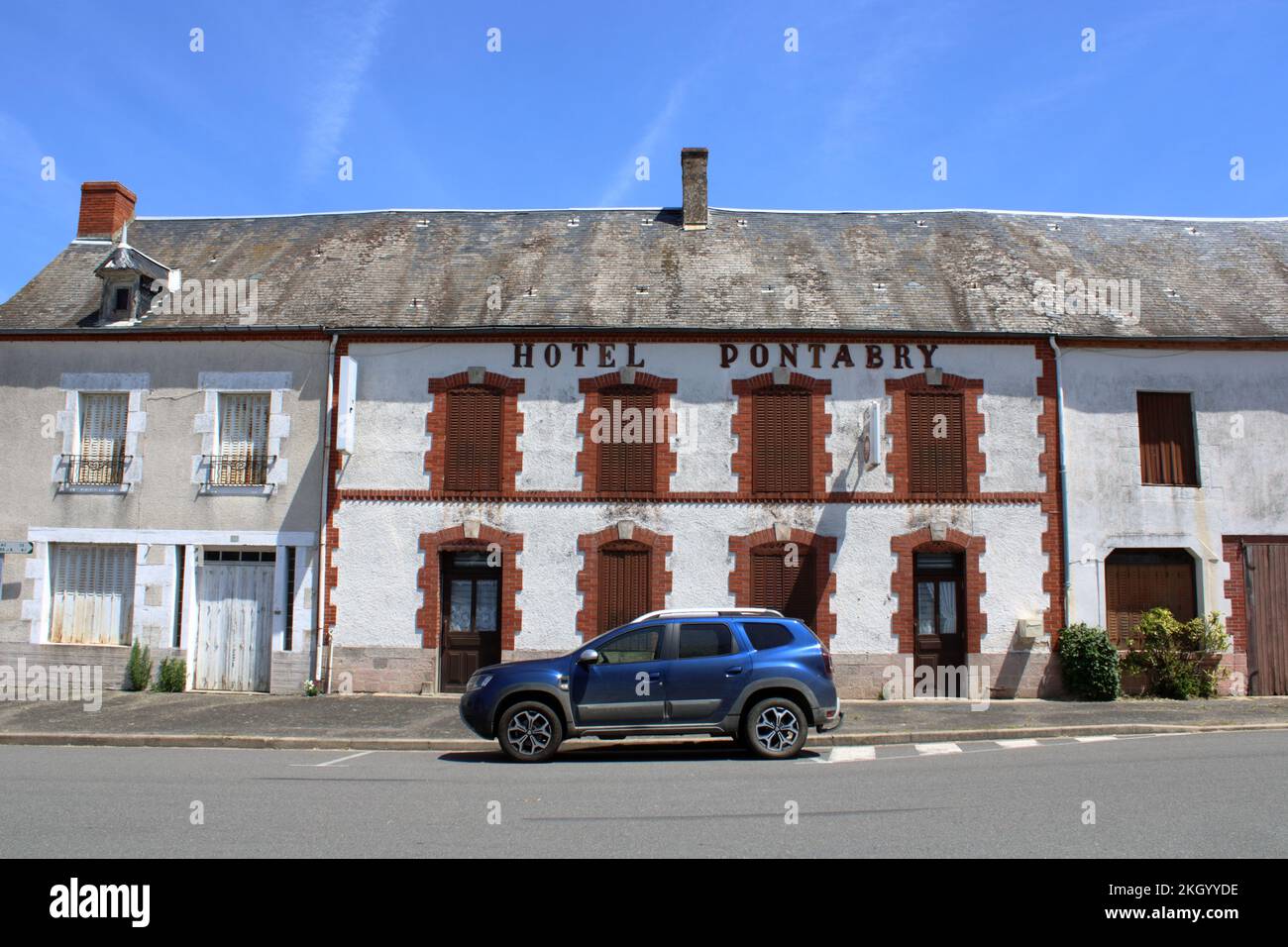 Vue sur l'ancien Hôtel Pontabry situé dans la ville rurale française de Châteaumeillant dans la Creuse du centre de la France. Banque D'Images