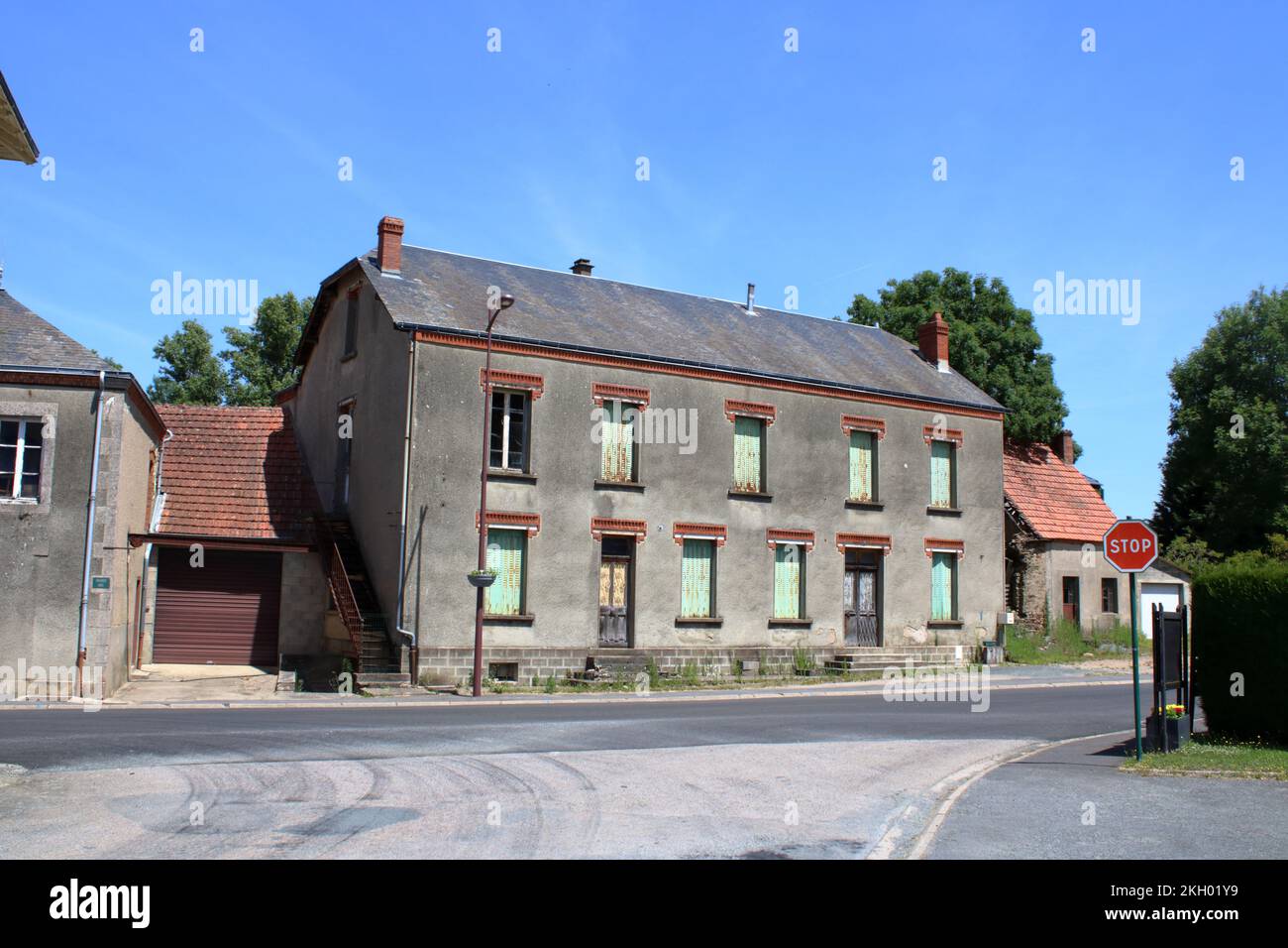 Vue sur le logement traditionnel français ici situé dans le village rural français de Saint-Marien situé dans la région de la Creuse en France centrale. Banque D'Images
