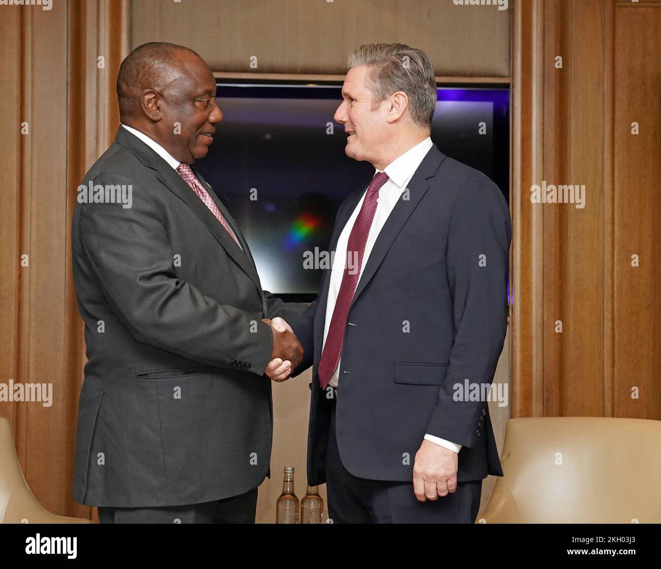 Le président Cyril Ramaphosa, d'Afrique du Sud, tremble la main avec le chef du Parti travailliste Sir Keir Starmer à l'hôtel Corinthia, à Londres, lors de sa visite d'État au Royaume-Uni. Date de la photo: Mercredi 23 novembre 2022. Banque D'Images