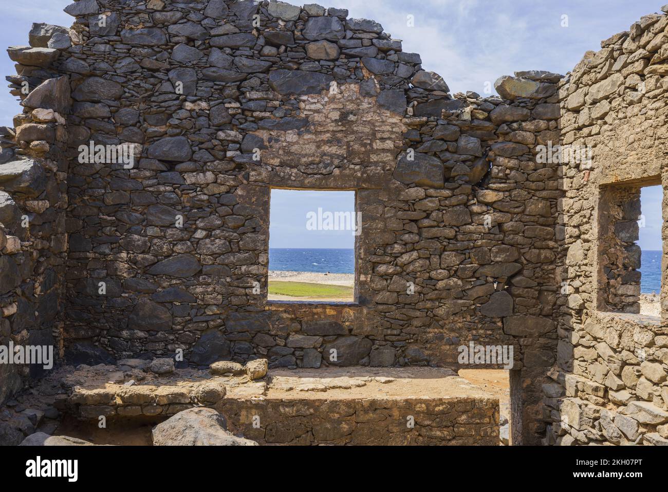 Belle vue historique des ruines de la fonderie d'or de Bushiribana sur l'île d'Aruba dans les Caraïbes. Banque D'Images