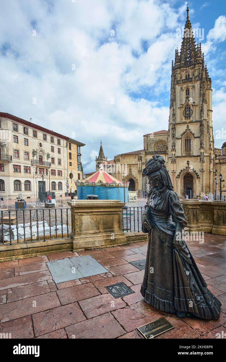 Oviedo, Espagne - octobre 2022 : place Alfonso II avec la cathédrale d'Oviedo en arrière-plan et la sculpture de la Regenta en premier plan sur un Banque D'Images