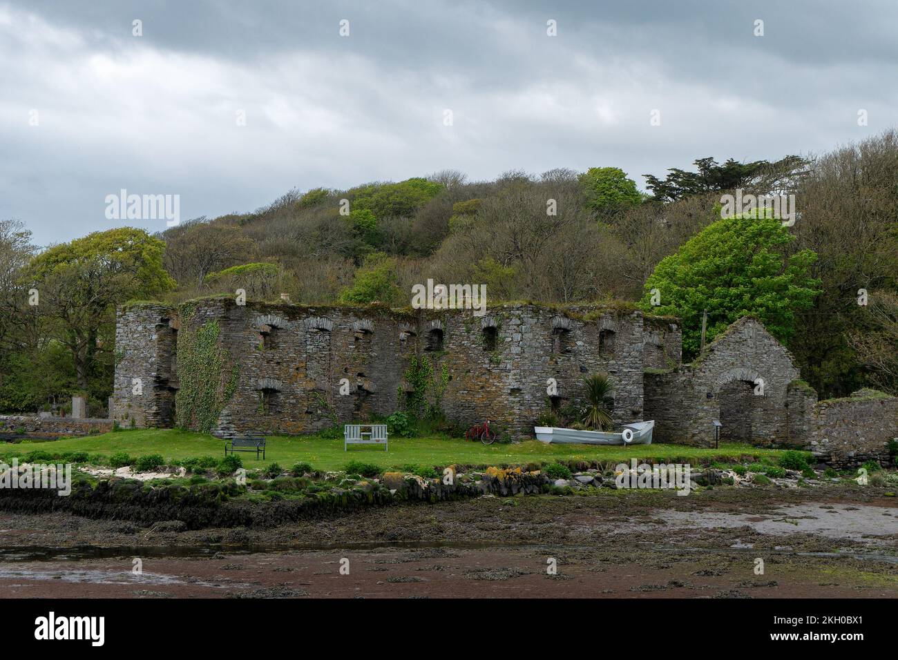 Le magasin de céréales Arundel, sur la rive de la baie Clonakilty. Un bâtiment en pierre. Monument historique, paysage. Attractions touristiques en Irlande Banque D'Images