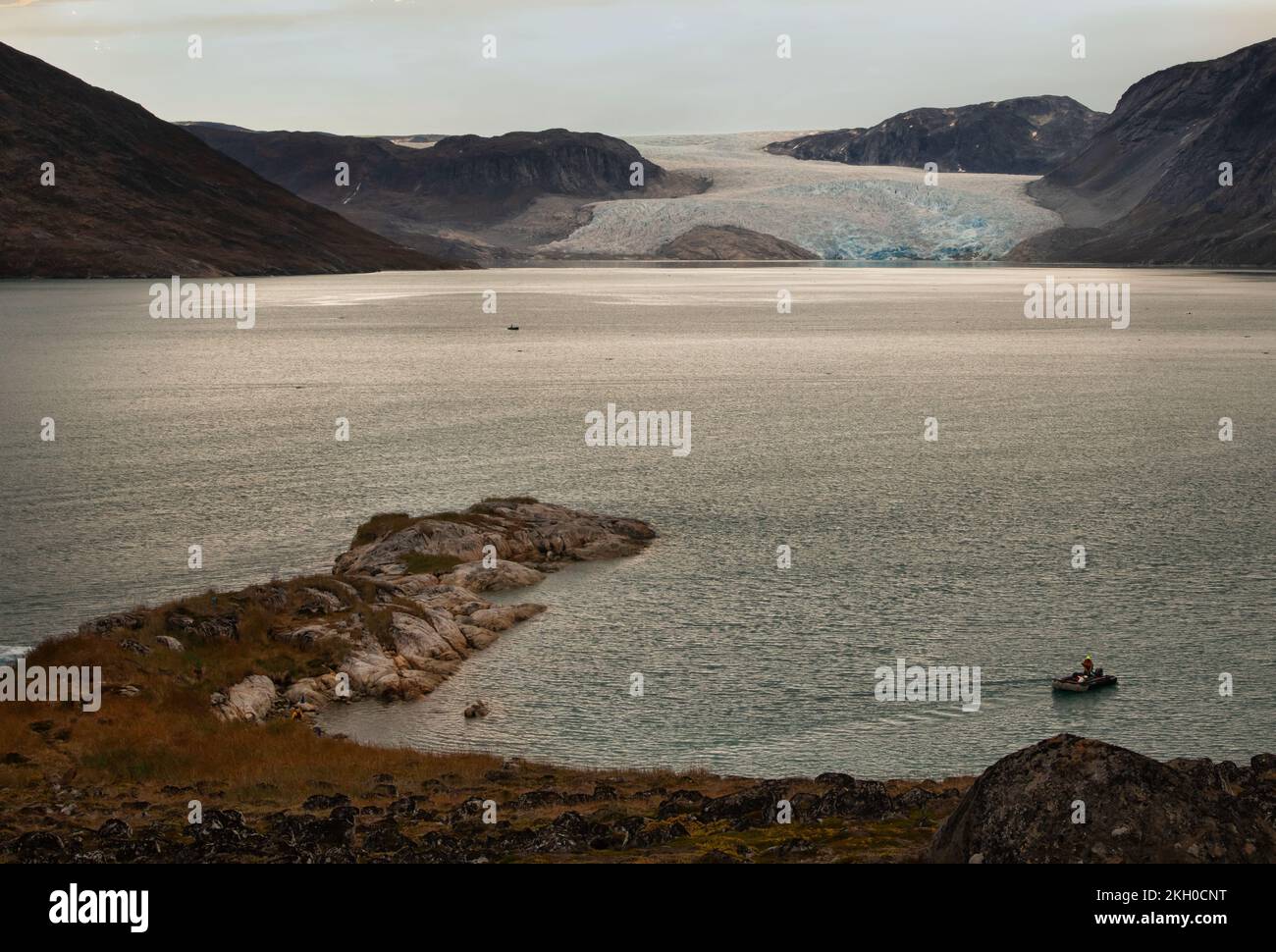 Vue sur le fjord avec glacier, Kvanefjord, Sermersoq (place de beaucoup de glace), Groenland Banque D'Images