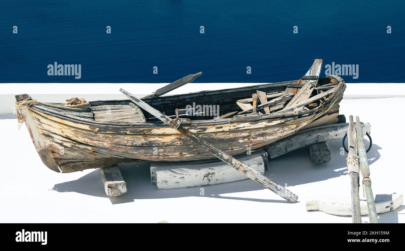 Vieux bateau en bois reposant sur le toit blanc de Santorini, Grèce Banque D'Images