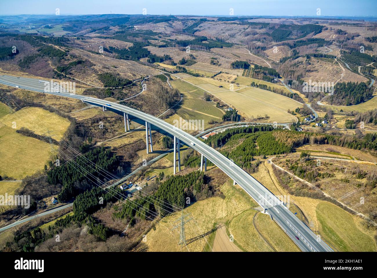 Vue aérienne, autoroute A46 avec viaduc Nuttlar et zone forestière avec dommages forestiers à Nuttlar, Bestwig, pays aigre, Rhénanie-du-Nord-Westphalie, Allemagne Banque D'Images