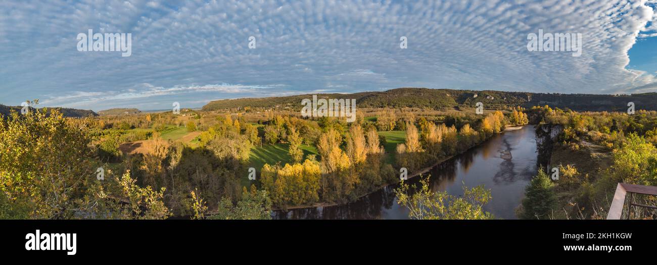 Vue panoramique du Belvédère de Cpeyre sur la vallée de la Dordogne Banque D'Images