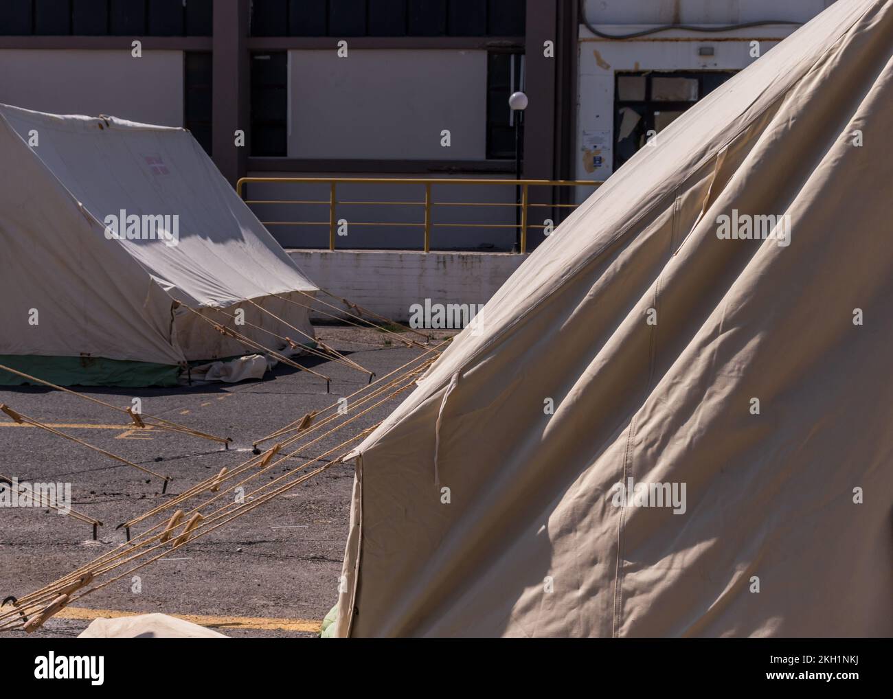 Tentes militaires pour personnes touchées par le tremblement de terre à Arkalochori en Crète à 28 septembre 2021. Beaucoup ont perdu leurs maisons par le tremblement de terre. Banque D'Images