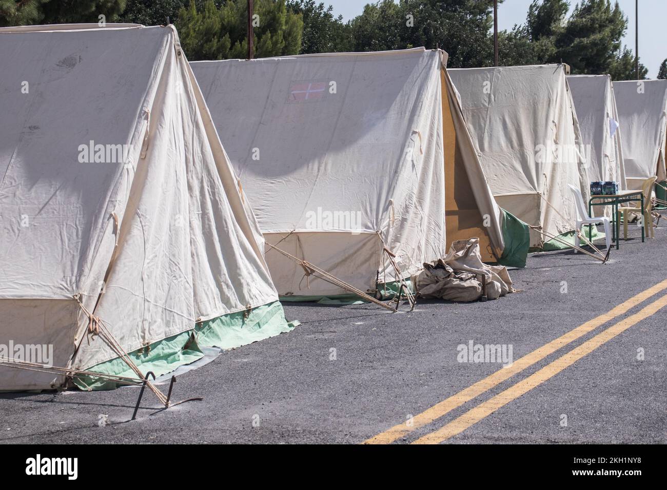 Tentes militaires pour personnes touchées par le tremblement de terre d'Arkalochori en Crète en septembre 2021. Beaucoup ont perdu leurs maisons par le tremblement de terre. Banque D'Images