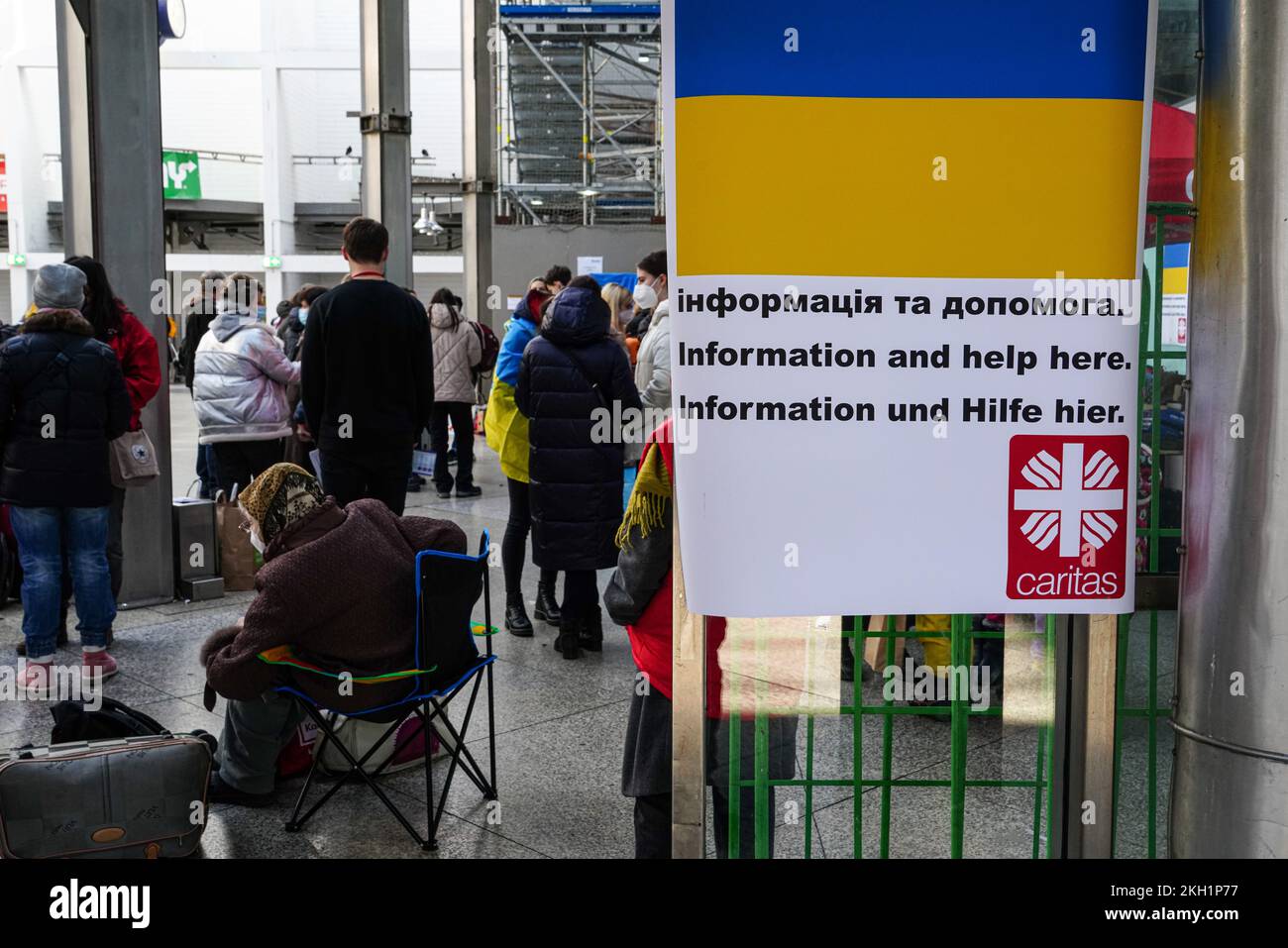 Panneau Caritas à l'entrée du hall de la gare centrale de Munich qui a été mis à la disposition des citoyens d'Ukraine. Banque D'Images