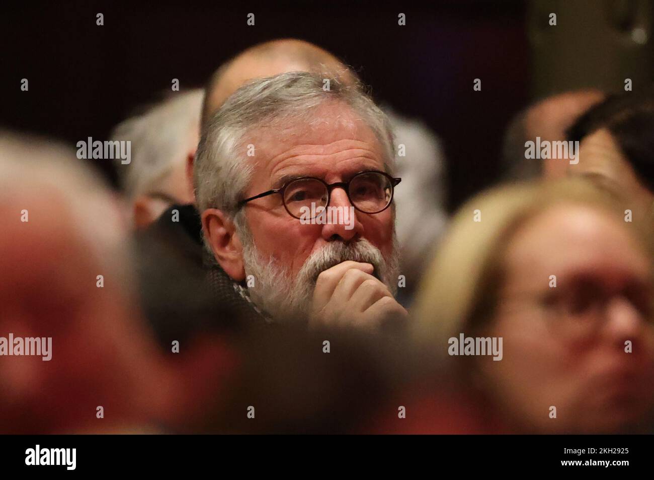 L'ancien président de Sinn Fein, Gerry Adams, écoute lors d'un rassemblement pour l'unification irlandaise organisé par le groupe Pro-Unity Ireland's future au Ulster Hall de Belfast. Date de la photo: Mercredi 23 novembre 2022. Banque D'Images
