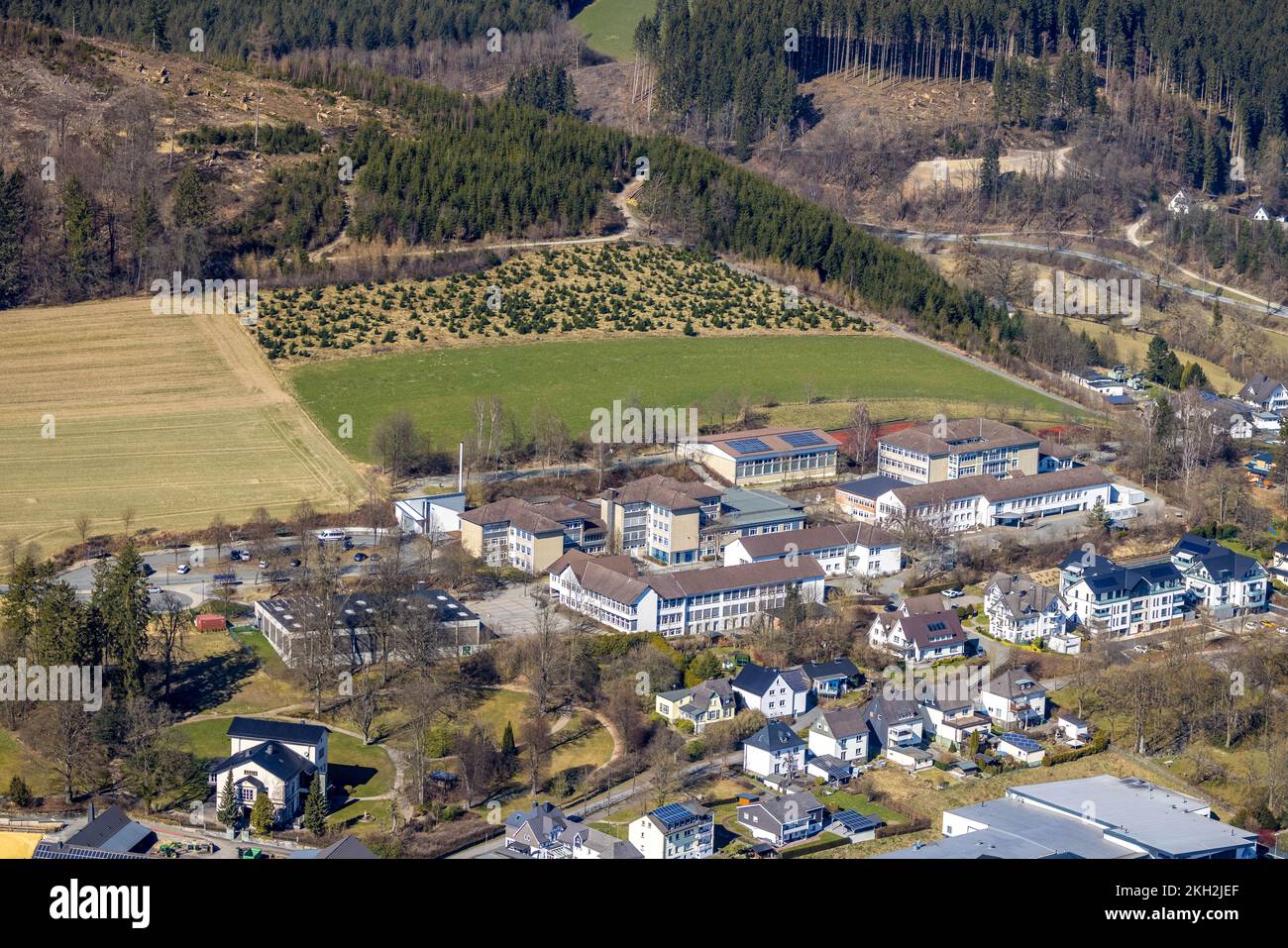 Vue aérienne, Realschule Eslohe et Raphaelschule Elementary School, Eslohe, pays aigre, Rhénanie-du-Nord-Westphalie, Allemagne, Enseignement, Institut d'enseignement Banque D'Images