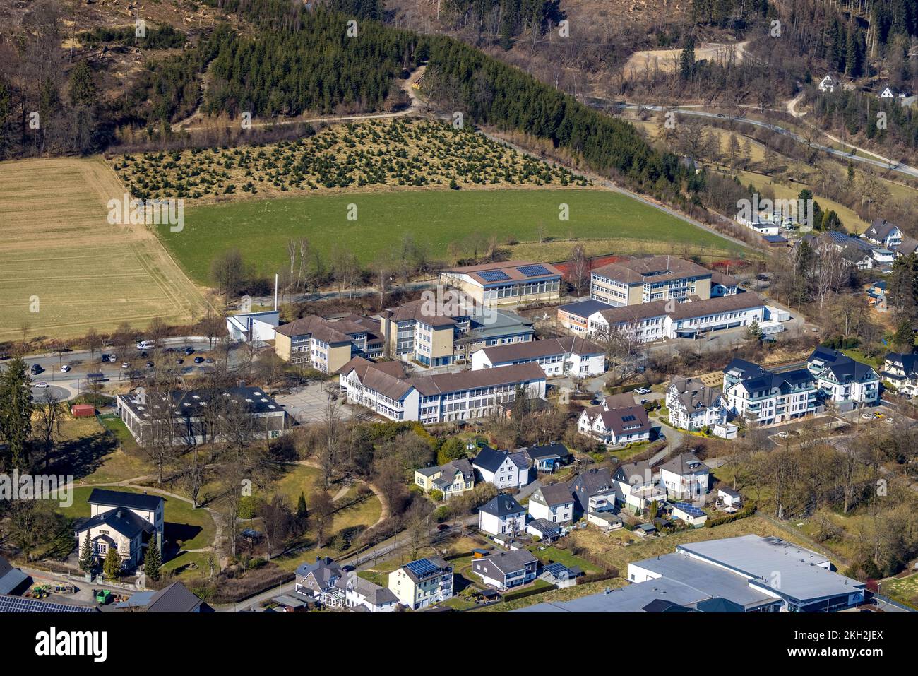 Vue aérienne, Realschule Eslohe et Raphaelschule Elementary School, Eslohe, pays aigre, Rhénanie-du-Nord-Westphalie, Allemagne, Enseignement, Institut d'enseignement Banque D'Images