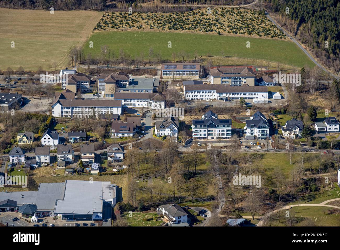 Vue aérienne, Realschule Eslohe et Raphaelschule Elementary School, Eslohe, pays aigre, Rhénanie-du-Nord-Westphalie, Allemagne, Enseignement, Institut d'enseignement Banque D'Images