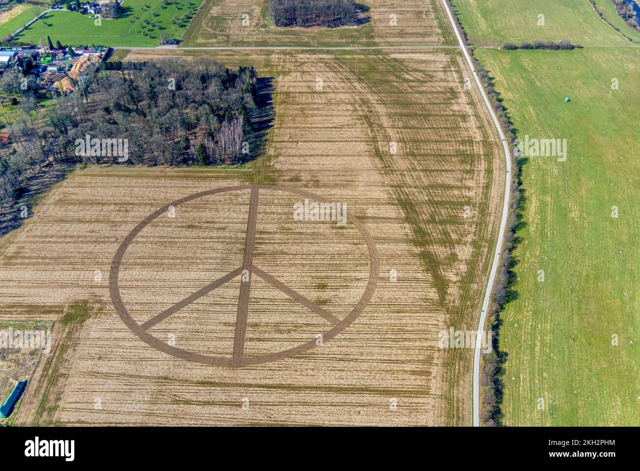 Un grand panneau de la paix se trouve dans le Ruhrauen, non loin du château Hugenpoet, tous les passagers arrivant et partant à l'aéroport de Düsseldorf voient ce spectacle Banque D'Images