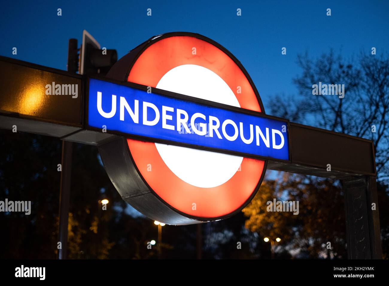 Londres, Royaume-Uni - 4 novembre 2022 : logo de la station de métro dans la ville de Londres. Banque D'Images