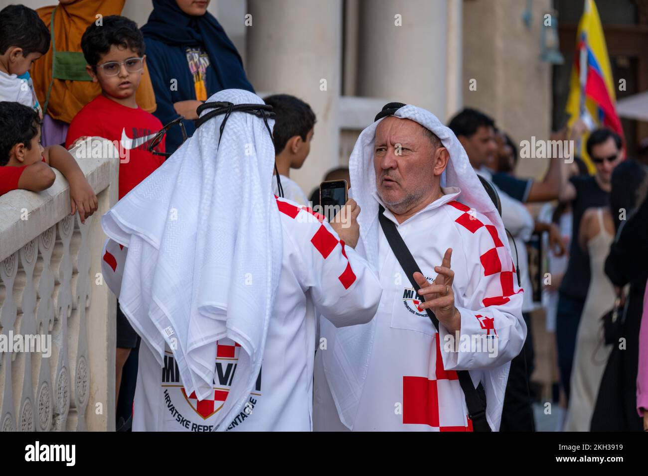 Les fans de la coupe du monde de la FIFA, Croatie, ont un look Dress à Qatari qui s'amusent à Souq Waqif Banque D'Images