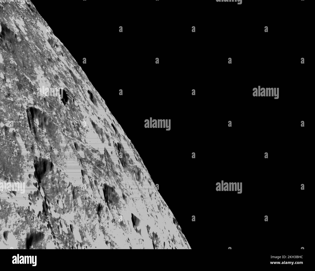 Surface de la lune. 23rd novembre 2022. Le sixième jour, 21 novembre, de la mission Artemis I, la caméra de navigation optique d'Orion a capturé des images en noir et blanc de cratères sur la Lune ci-dessous. Orion utilise la caméra de navigation optique pour capturer des images de la Terre et de la Lune à différentes phases et distances, fournissant un ensemble amélioré de données pour certifier son efficacité sous différentes conditions d'éclairage comme moyen d'orienter l'engin spatial dans les missions futures avec l'équipage. Credit: NASA/ZUMA Press Wire Service/ZUMAPRESS.com/Alamy Live News Credit: ZUMA Press, Inc./Alay Live News Banque D'Images