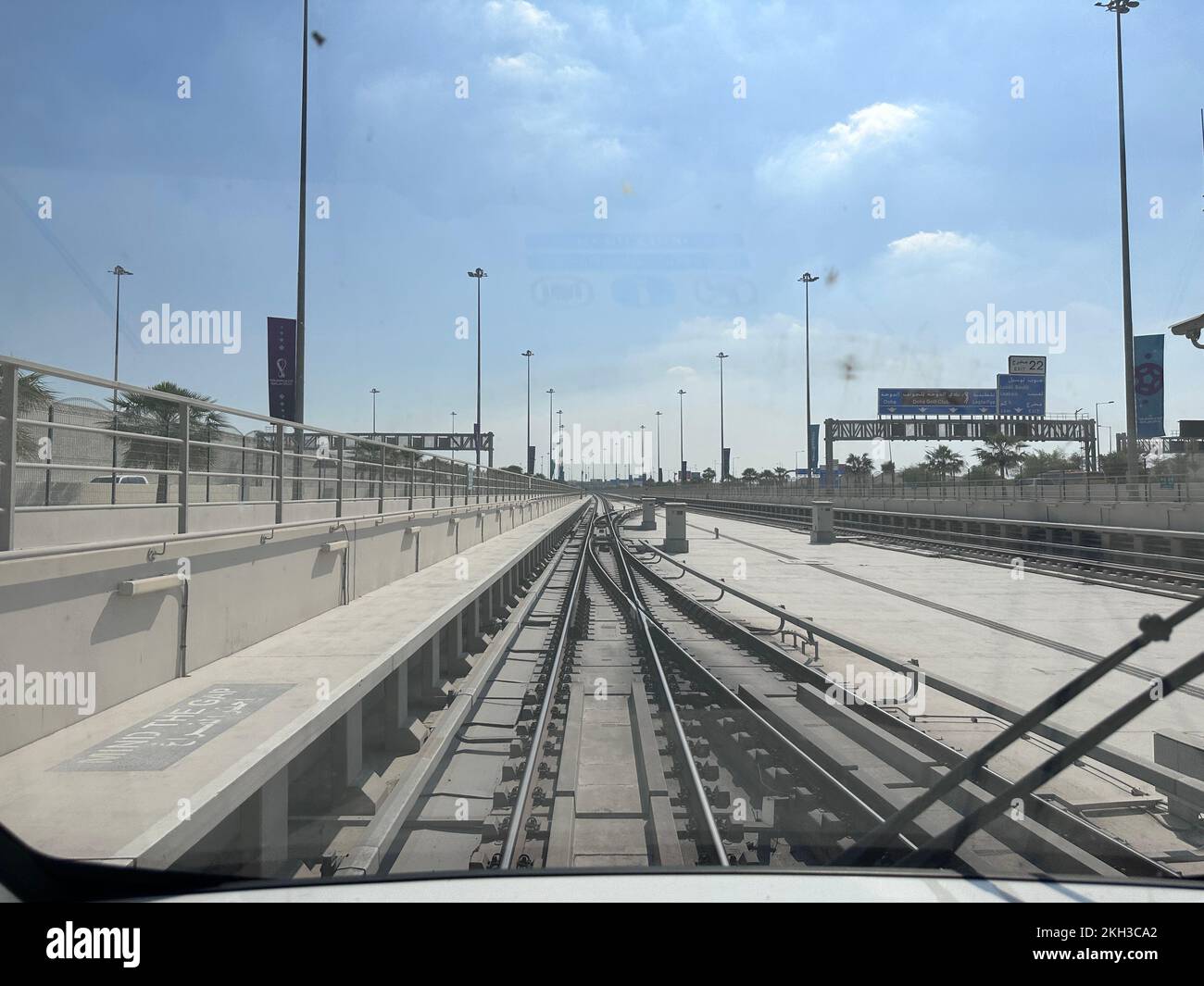 Le train de métro rapide dans le long tunnel lui a donné une impression de vitesse à Doha, au Qatar. Banque D'Images
