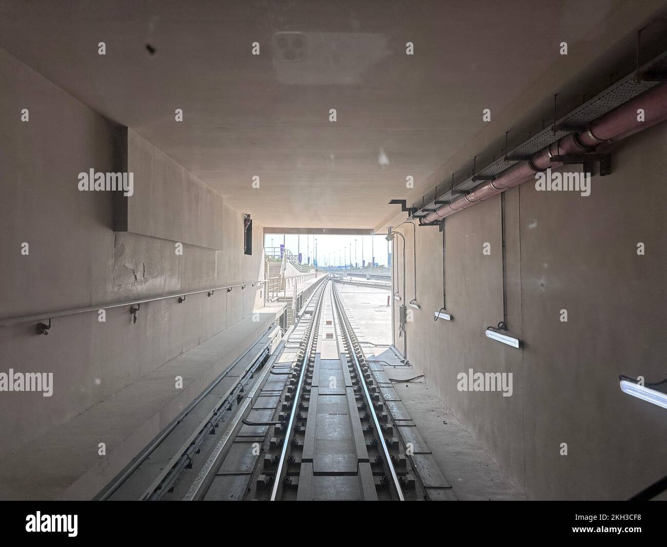 Le train de métro rapide dans le long tunnel lui a donné une impression de vitesse à Doha, au Qatar. Banque D'Images