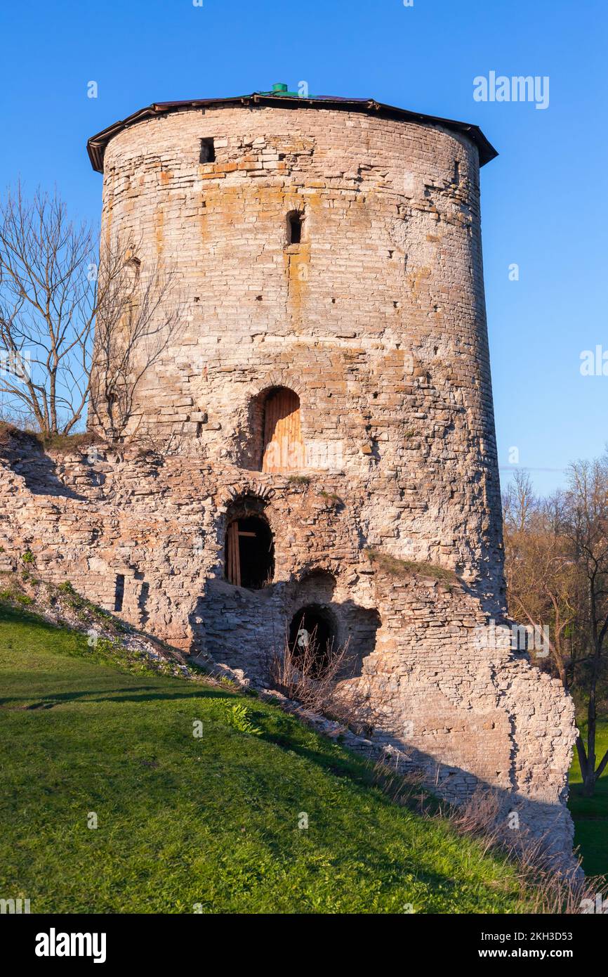 Tour de Gremyacaya par temps ensoleillé, elle fut construite en 1525 comme partie du système défensif de la forteresse de Pskov, sur la rive droite de la RIV de Pskova Banque D'Images