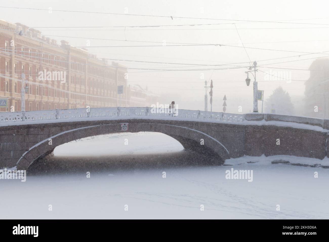 Saint-Pétersbourg par une journée d'hiver, vue sur la rue avec le pont de Mogilev, pont d'arche traversant le canal Griboedov dans le quartier Admiralteisky Banque D'Images