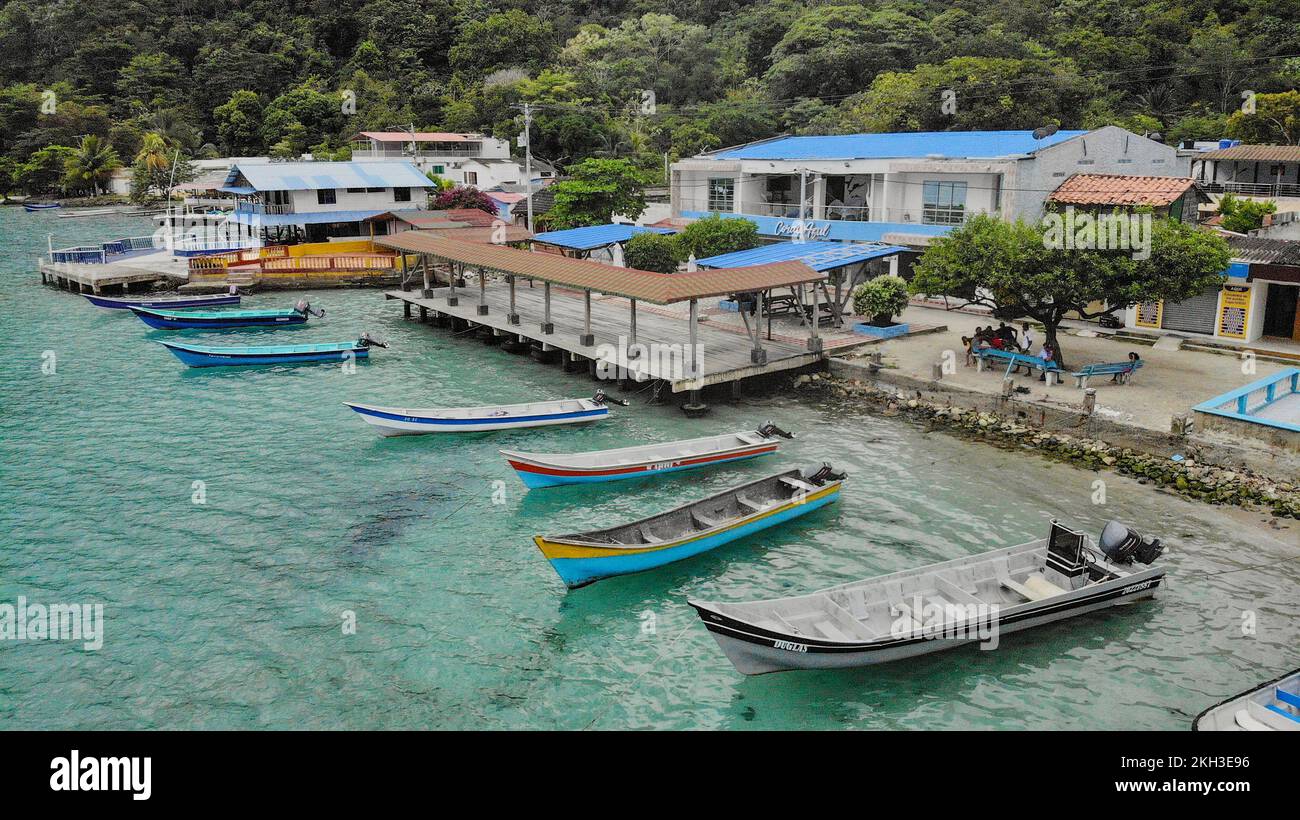 Sapzurro près de la ville de Capurganá, non loin de Puerto Obaldia au Panama, et de l'autre côté de la frontière internationale de la ville panaméenne de la Miel. La randonnée la plus populaire est le sentier de la forêt tropicale entre Sapzurro et Capurgana. Banque D'Images