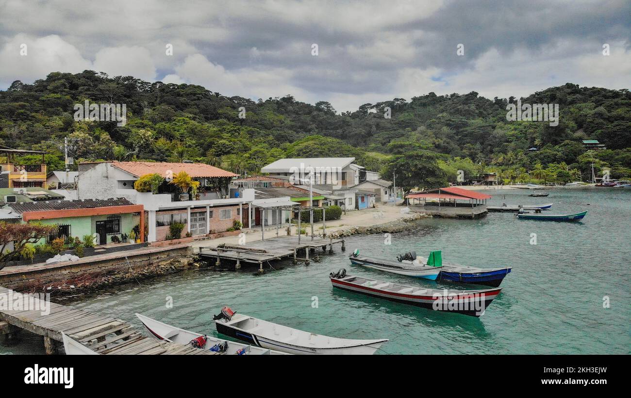 Sapzurro près de la ville de Capurganá, non loin de Puerto Obaldia au Panama, et de l'autre côté de la frontière internationale de la ville panaméenne de la Miel. La randonnée la plus populaire est le sentier de la forêt tropicale entre Sapzurro et Capurgana. Banque D'Images