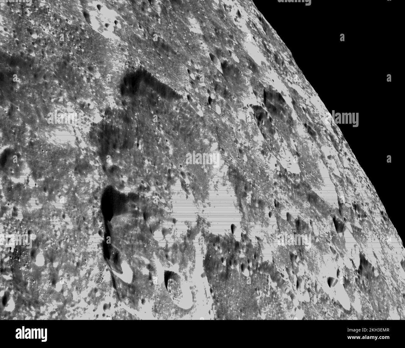 Surface de la lune. 23rd novembre 2022. Le sixième jour, 21 novembre, de la mission Artemis I, la caméra de navigation optique d'Orion a capturé des images en noir et blanc de cratères sur la Lune ci-dessous. Orion utilise la caméra de navigation optique pour capturer des images de la Terre et de la Lune à différentes phases et distances, fournissant un ensemble amélioré de données pour certifier son efficacité sous différentes conditions d'éclairage comme moyen d'orienter l'engin spatial dans les missions futures avec l'équipage. Credit: NASA/ZUMA Press Wire Service/ZUMAPRESS.com/Alamy Live News Credit: ZUMA Press, Inc./Alay Live News Banque D'Images