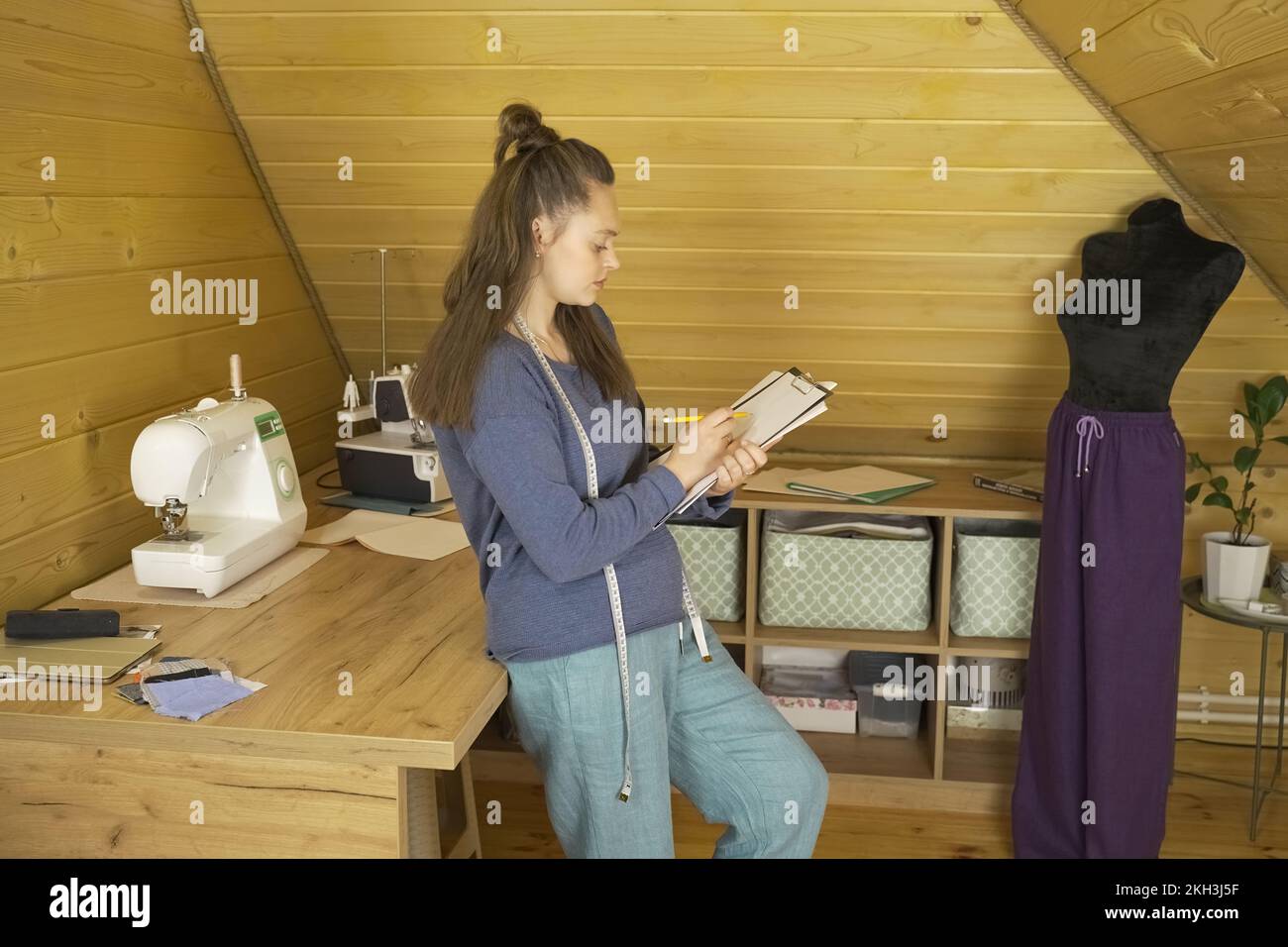 Affaires de mode. Le créateur de mode dessine un croquis des futurs vêtements. Banque D'Images