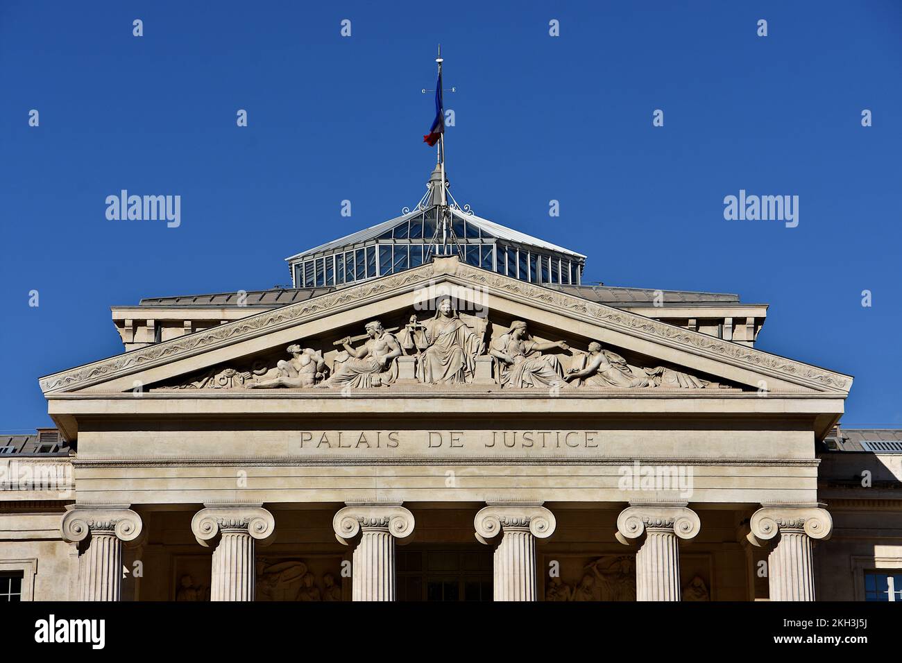 Marseille, France. 22nd novembre 2022. Vue générale du Palais de Justice un bâtiment historique situé sur la place Monthyon dans le 6th arrondissement de Marseille. (Image de crédit : © Gerard Bottino/SOPA Images via ZUMA Press Wire) Banque D'Images