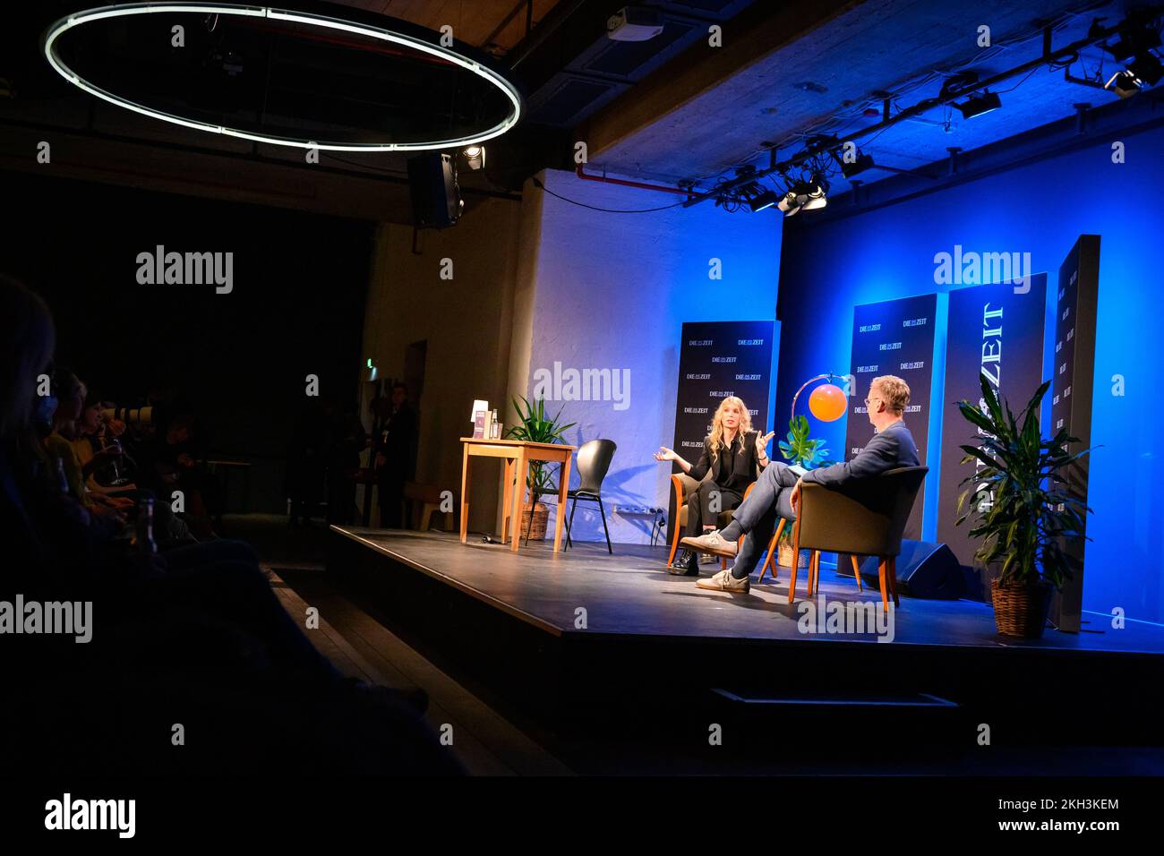 Hambourg, Allemagne. 23rd novembre 2022. Chelsea Manning (l), dénonciateur américain, est en conversation avec Jochen Wegner, rédacteur en chef de Zeit Online et membre du comité de rédaction de Die Zeit, au sujet de son nouveau livre 'README.txt'. Credit: Jonas Walzberg/dpa/Alay Live News Banque D'Images