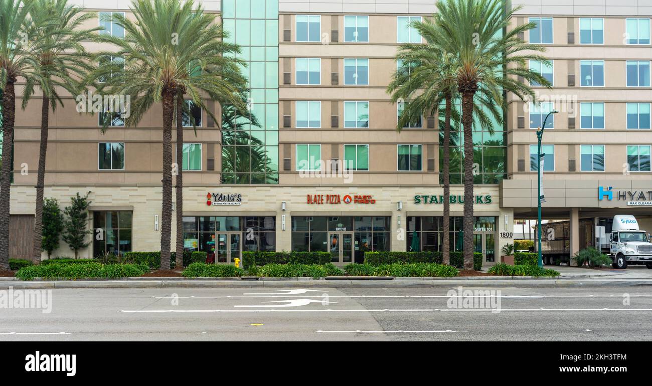 Anaheim, CA, Etats-Unis – 2 novembre 2022 : vue sur la rue de Starbucks, Blaze Pizza et Yang’s restaurant dans le bâtiment Hyatt House sur Katella Ave à Anahei Banque D'Images