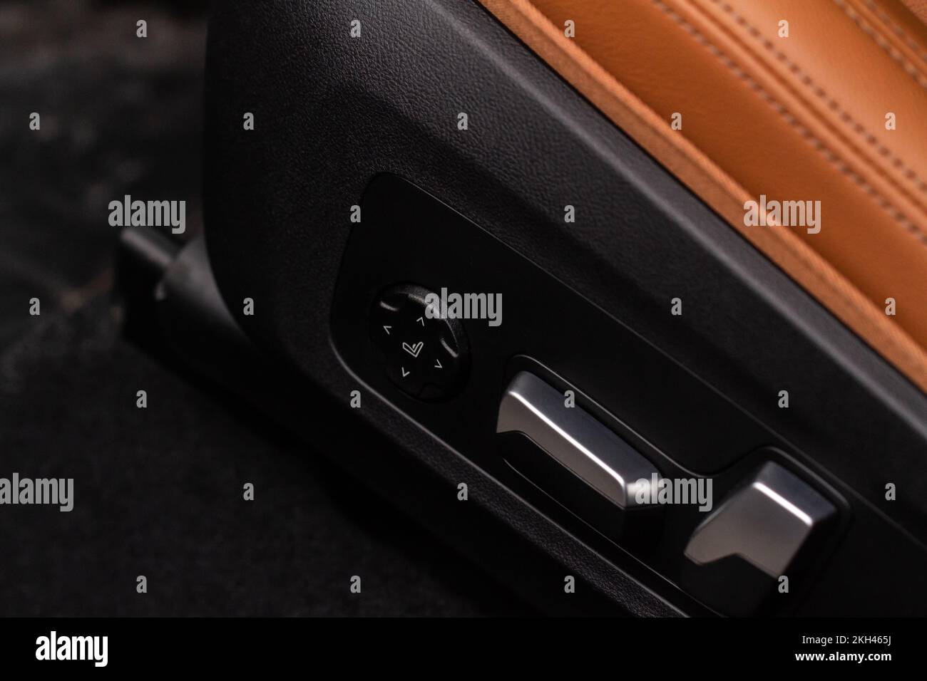 Vue rapprochée du panneau de commande de réglage du siège d'auto électrique. Position du siège d'auto réglable. Intérieur de la voiture. Banque D'Images Vue rapprochée du panneau de commande de réglage du siège d'auto électrique. Position du siège d'auto réglable. Intérieur de la voiture. Banque D'Images