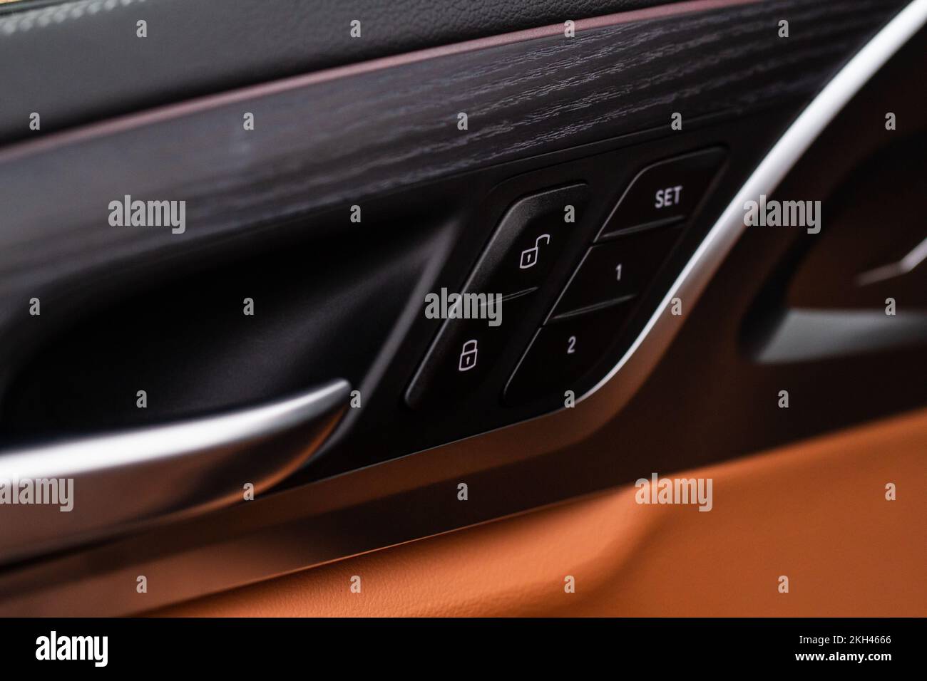 Bouton de déverrouillage de la serrure de la porte du véhicule en gros plan. Serrure de porte de voiture moderne. Panneau de commande de porte dans une nouvelle voiture. Banque D'Images