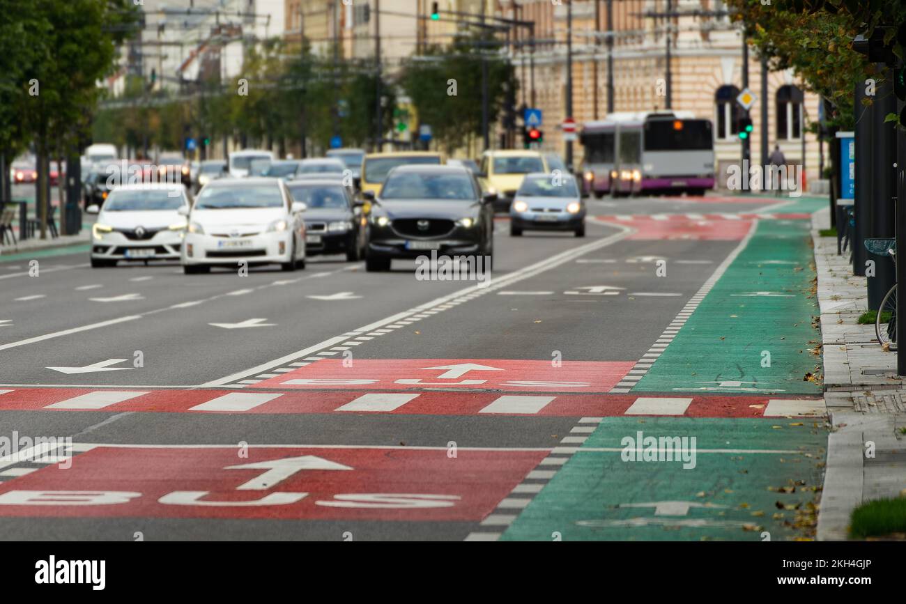Cluj-Napoca, Roumanie - 17 septembre 2022 : voitures en circulation sur le boulevard du 21 décembre. Cette image est destinée à un usage éditorial uniquement. Banque D'Images