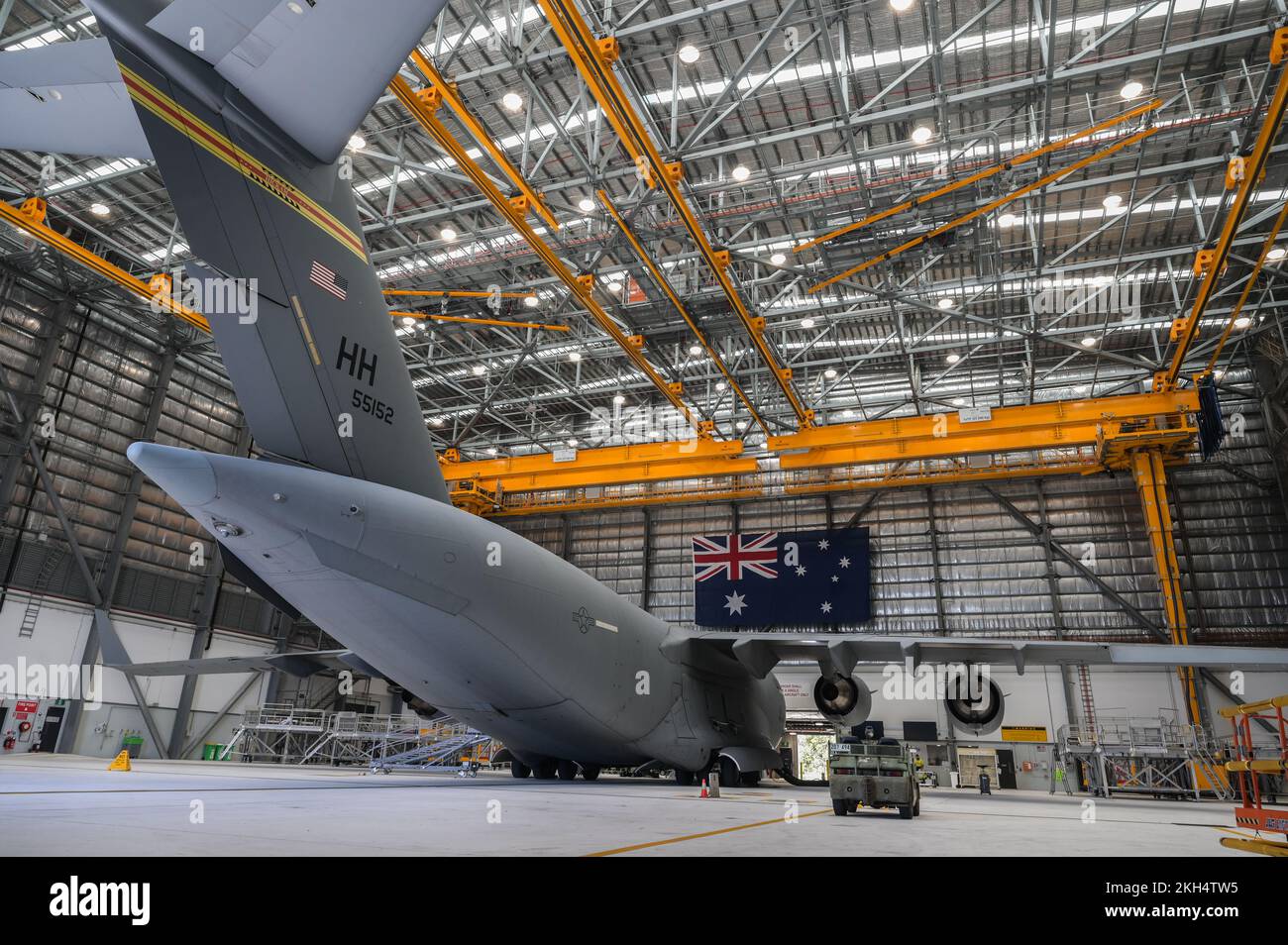 A ÉTATS-UNIS La Force aérienne C-17 Globemaster III, affectée à l'escadron de transport aérien 535th, est positionnée dans le hangar de l'escadron no 36 de la Royal Australian Air Forces pour entretien pendant l'exercice Global Dexterity à la base de la RAAF Amberley, Queensland, le 14 novembre 2022. L'exercice Global Dexterity 2022 est mené à la base aérienne de la RAAF Amberley et vise à aider à développer les capacités de transport aérien tactique bilatéral et de chute d'air de la United States Air Force (USAF) et de la Royal Australian Air Force (RAAF). Les États-Unis et l'Australie comptent sur le C-17A pour fournir un transport aérien stratégique et tactique à travers le Banque D'Images