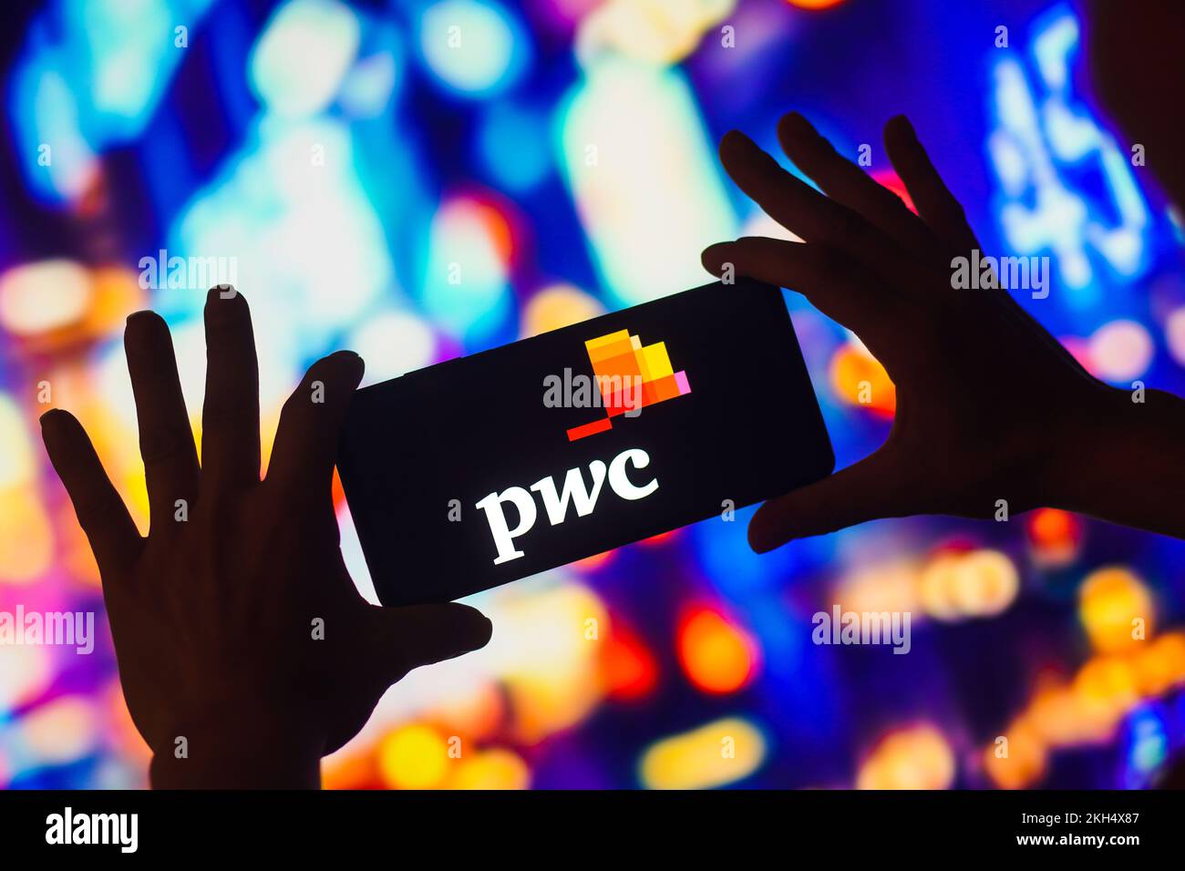 Dans cette illustration, le logo PWC s'affiche sur l'écran d'un smartphone. Banque D'Images