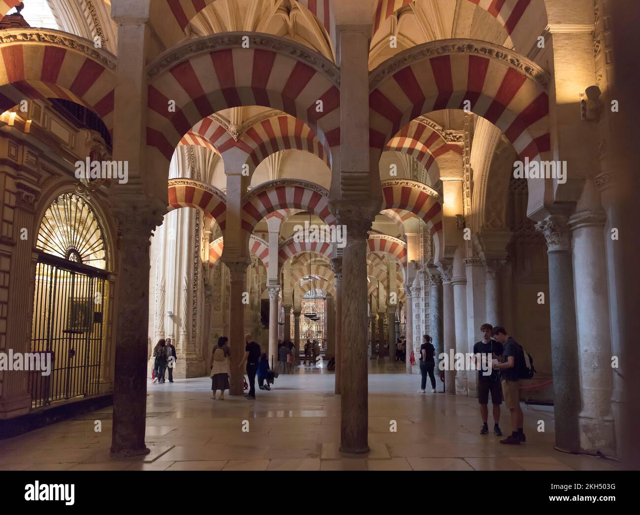 Piliers de la Mosquée-Cathédrale de Cordoue, Andalousie, Espagne Banque D'Images