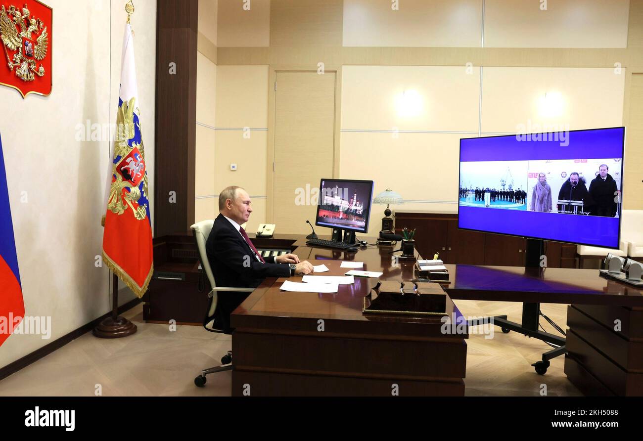 Novo-Ogaryovo, Russie. 22nd novembre 2022. Le président russe Vladimir Poutine regarde le lancement des brise-glaces nucléaires Ural et Yakutia par liaison vidéo depuis la résidence présidentielle de Novo-Ogaryovo, 22 novembre 2022 à Moscou, en Russie. Credit: Mikhail Metzel/Kremlin Pool/Alamy Live News Banque D'Images