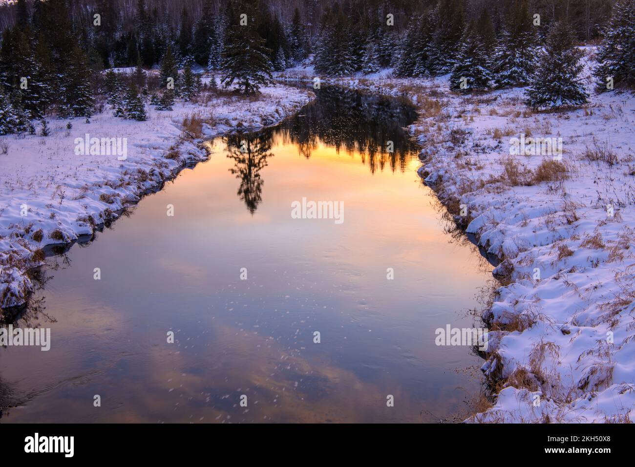 Réflexions hivernales à Junction Creek près du coucher du soleil, Grand Sudbury, Ontario, Canada Banque D'Images