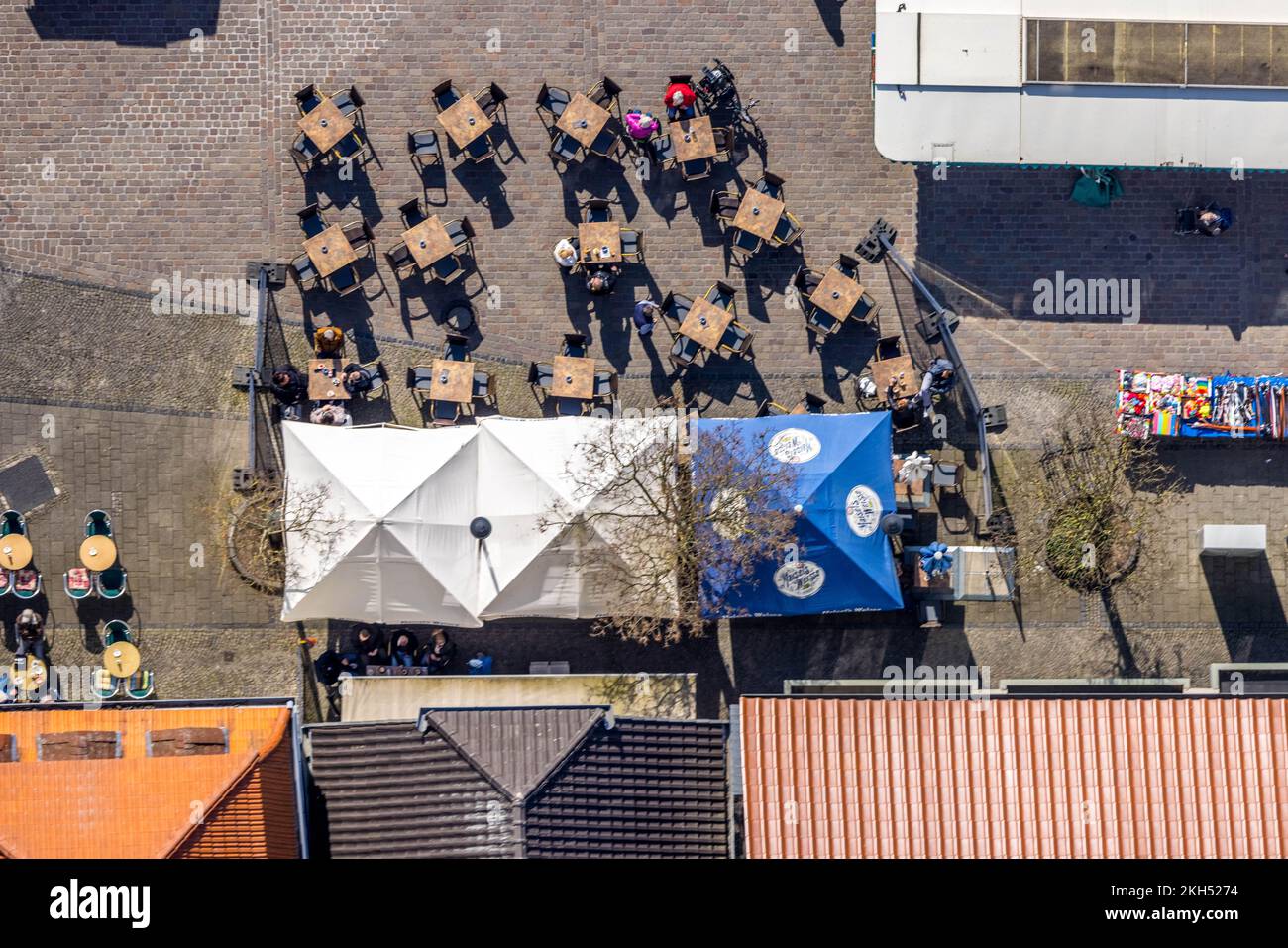Vue aérienne, restaurant en plein air à Alter Markt dans la vieille ville de Werl, Soester Börde, Rhénanie-du-Nord-Westphalie, Allemagne, traiteur en plein air, DE, Europe, Banque D'Images