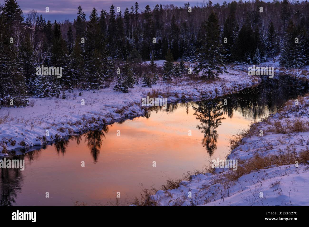 Réflexions hivernales à Junction Creek près du coucher du soleil, Grand Sudbury, Ontario, Canada Banque D'Images